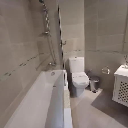 דירה Kings Palace - Elegant 2br, Sea Facing With Pool Views פאפוס