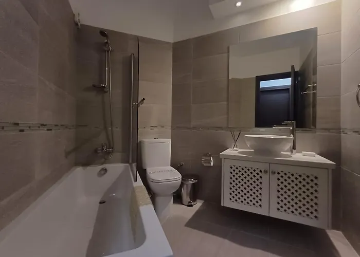 Kings Palace - Elegant 2br, Sea Facing With Pool Views *