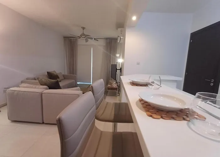 Kings Palace - Elegant 2br, Sea Facing With Pool Views Appartamento